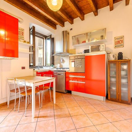 Guest Planet - Rosso Milano Apartment - Navigli Area Bagian luar foto